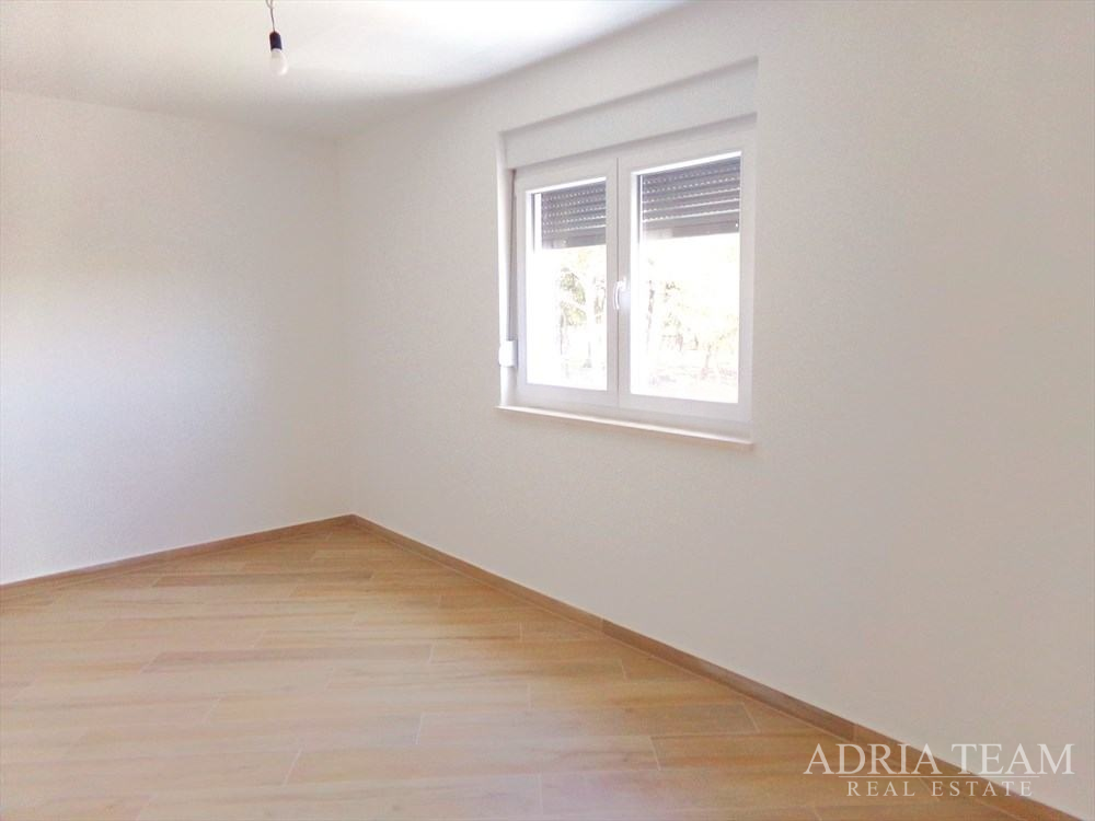 DVOETAŽNI APARTMAN S POGLEDOM NA MORE – ŠIMUNI, PAG