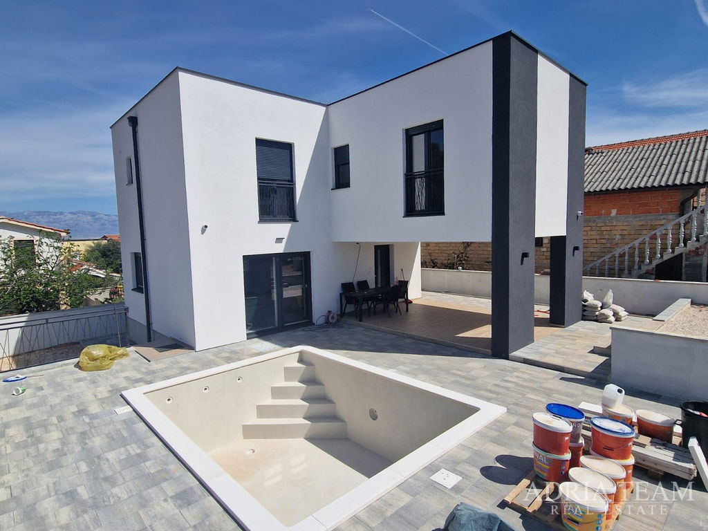 VILA S BAZENOM, MIRNA I TIHA POZICIJA  - VIR