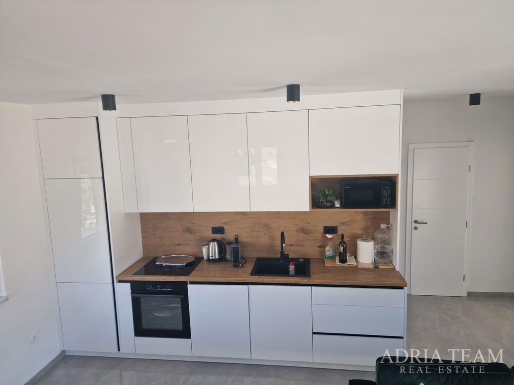 VILA S BAZENOM, MIRNA I TIHA POZICIJA  - VIR