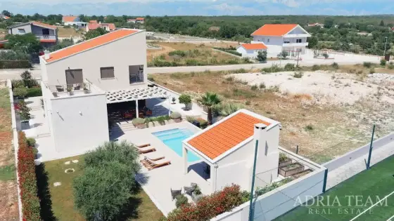 VILA S POMOĆNIM OBJEKTOM, BAZENOM I SPORTSKIM TERENOM - POLJICA-BRIG, ZADAR nekretnina za prodaju