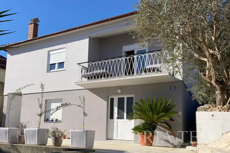 KUĆA S OKUĆNICOM I ZEMLJIŠTEM – KALI, OTOK UGLJAN