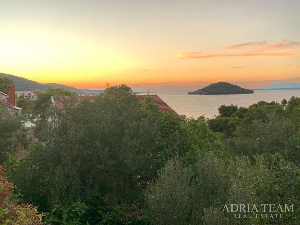 GRAĐEVINSKO ZEMLJIŠTE S PRISTUPNIM PUTEM I POGLEDOM NA MORE - KALI, UGLJAN