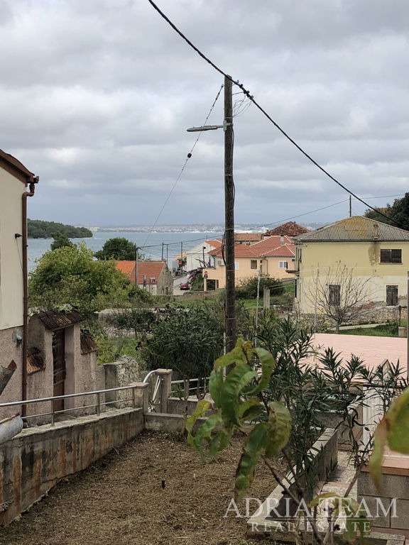 GRAĐEVINSKO ZEMLJIŠTE S PRISTUPNIM PUTEM I POGLEDOM NA MORE - KALI, UGLJAN