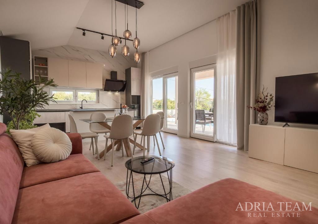 KUĆA S BAZENOM, MIRNA I TIHA POZICIJA - VRSI, ZADAR