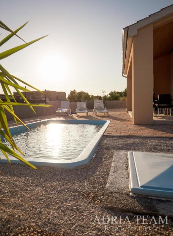 KUĆA S BAZENOM, MIRNA I TIHA POZICIJA - VRSI, ZADAR