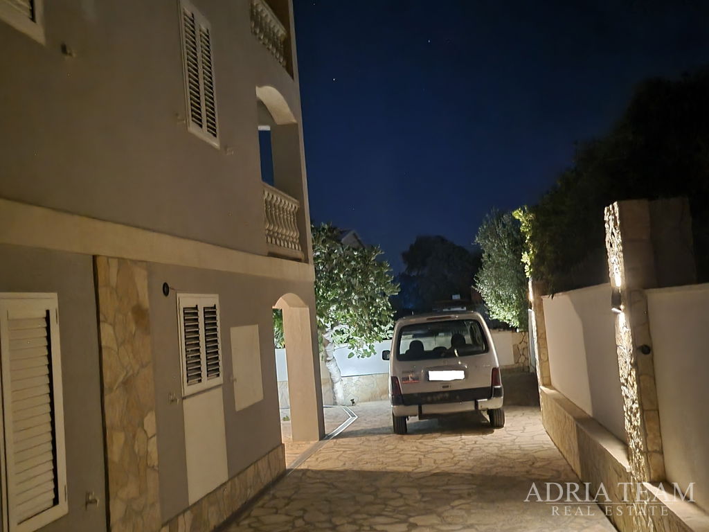 APARTMANSKA KUĆA SA 7 APARTMANA - POVLJANA, PAG