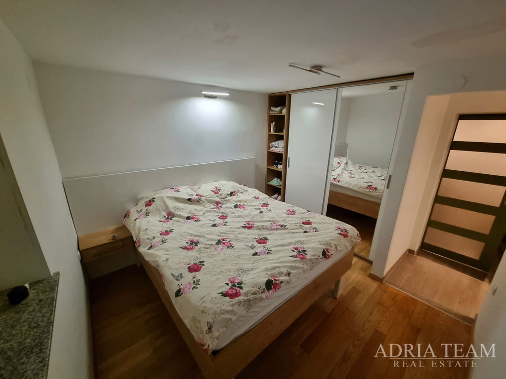 APARTMANSKA KUĆA SA 7 APARTMANA - POVLJANA, PAG