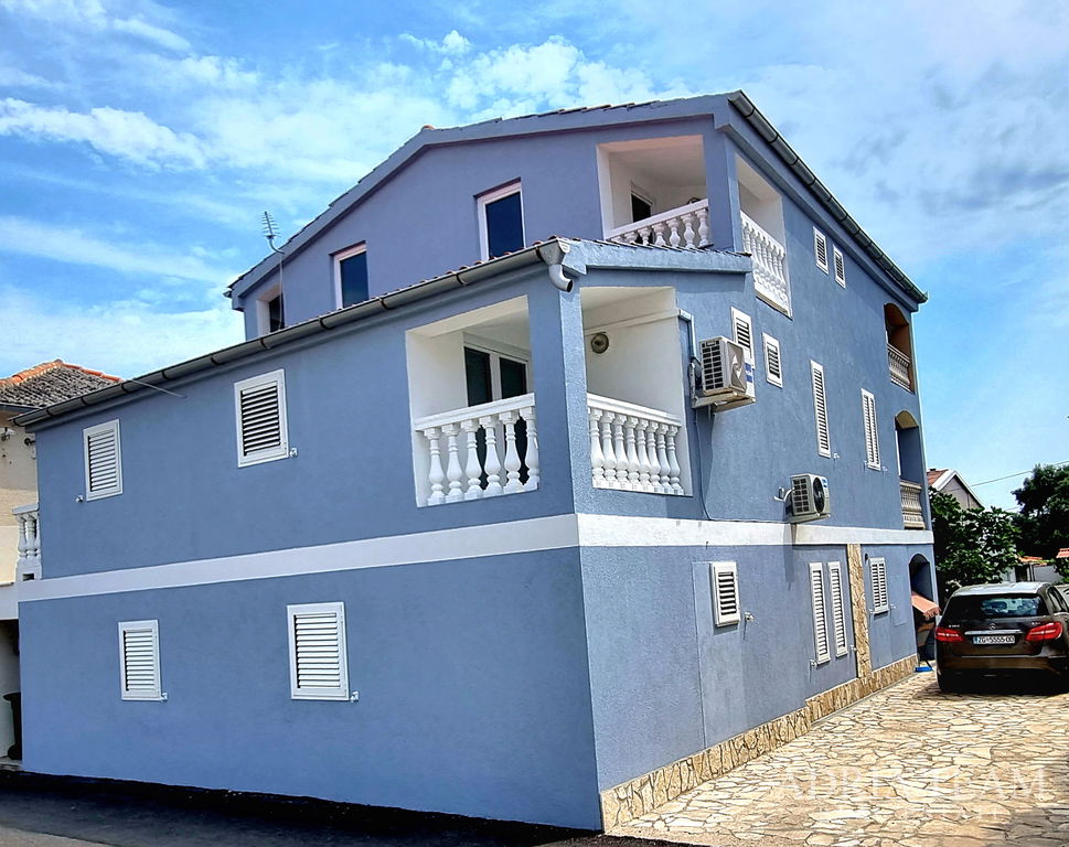 APARTMANSKA KUĆA SA 7 APARTMANA - POVLJANA, PAG