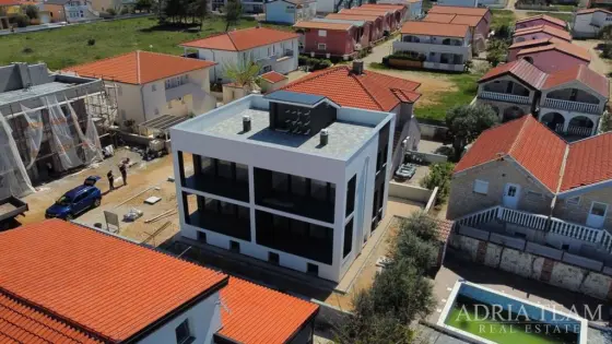 KUĆA SA 6 STAMBENIH JEDINICA, 70 m OD MORA - VIR nekretnina za prodaju