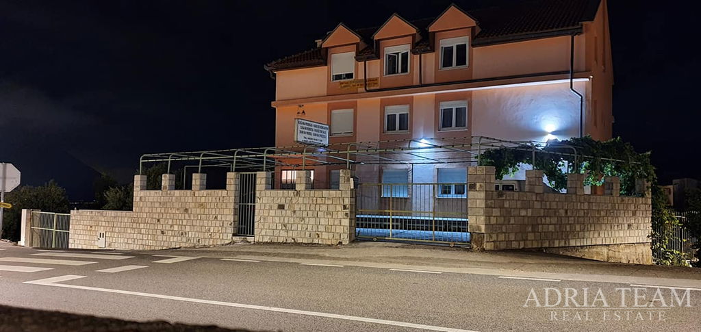 PANSION S RESTORANOM I 24 SOBE, 130 M OD MORA – MAKARSKA RIVIJERA
