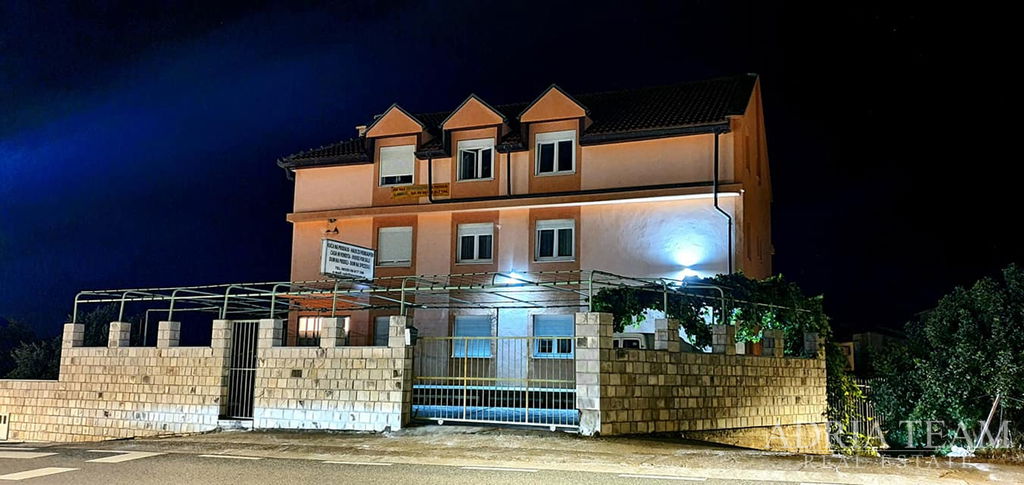 PANSION S RESTORANOM I 24 SOBE, 130 M OD MORA – MAKARSKA RIVIJERA