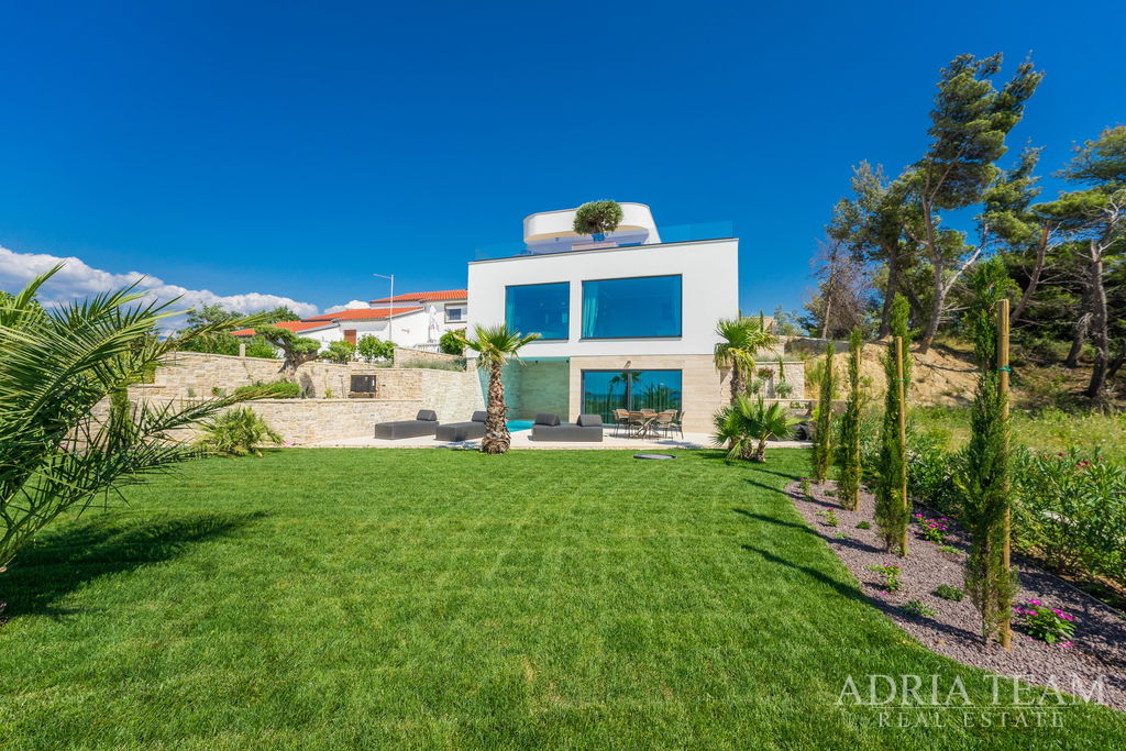 LUKSUZNA VILA U PRVOM REDU DO MORA - LJUBAČ