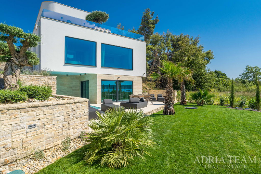 LUKSUZNA VILA U PRVOM REDU DO MORA - LJUBAČ