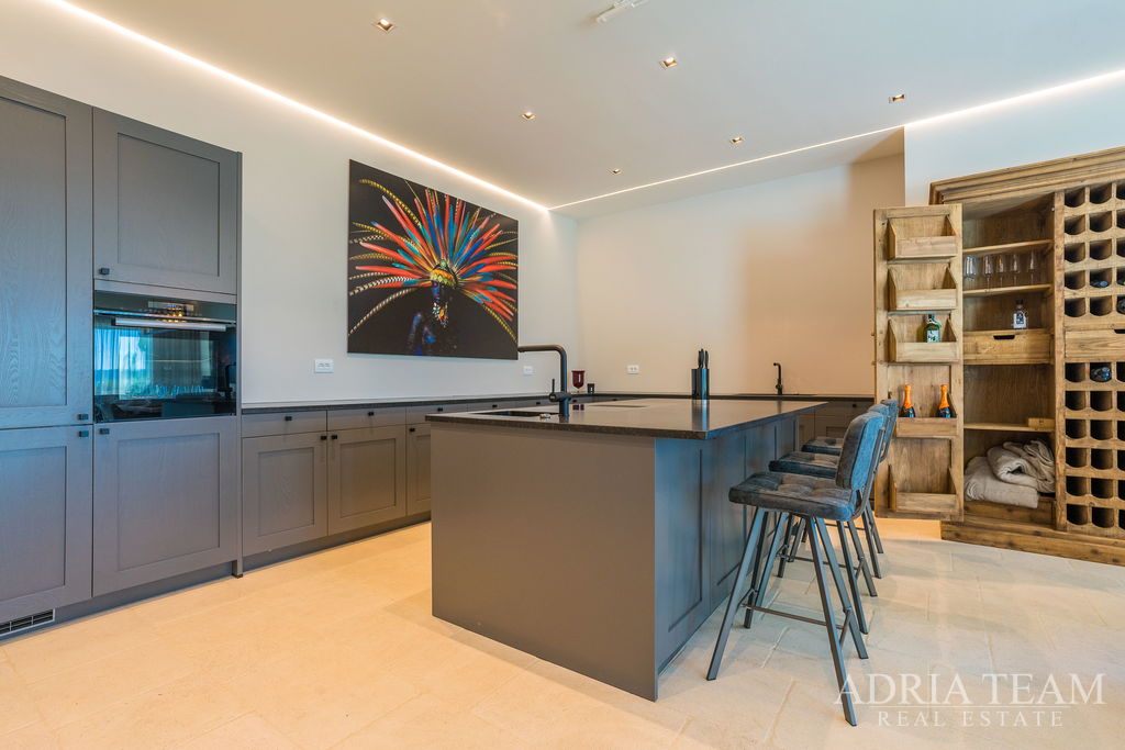 LUKSUZNA VILA U PRVOM REDU DO MORA - LJUBAČ