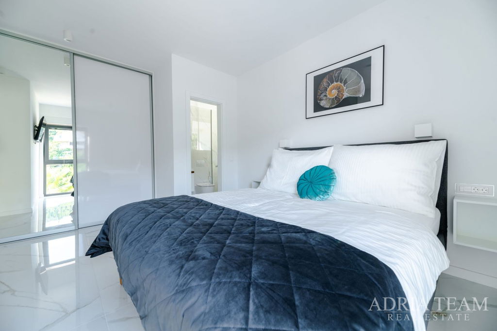 LUKSUZNI PENTHOUSE, PRVI RED DO MORA - VINJERAC