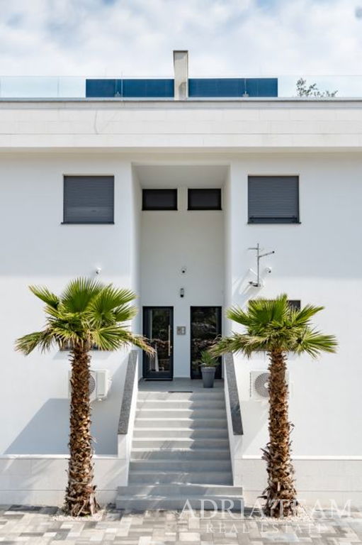 LUKSUZNI PENTHOUSE, PRVI RED DO MORA - VINJERAC