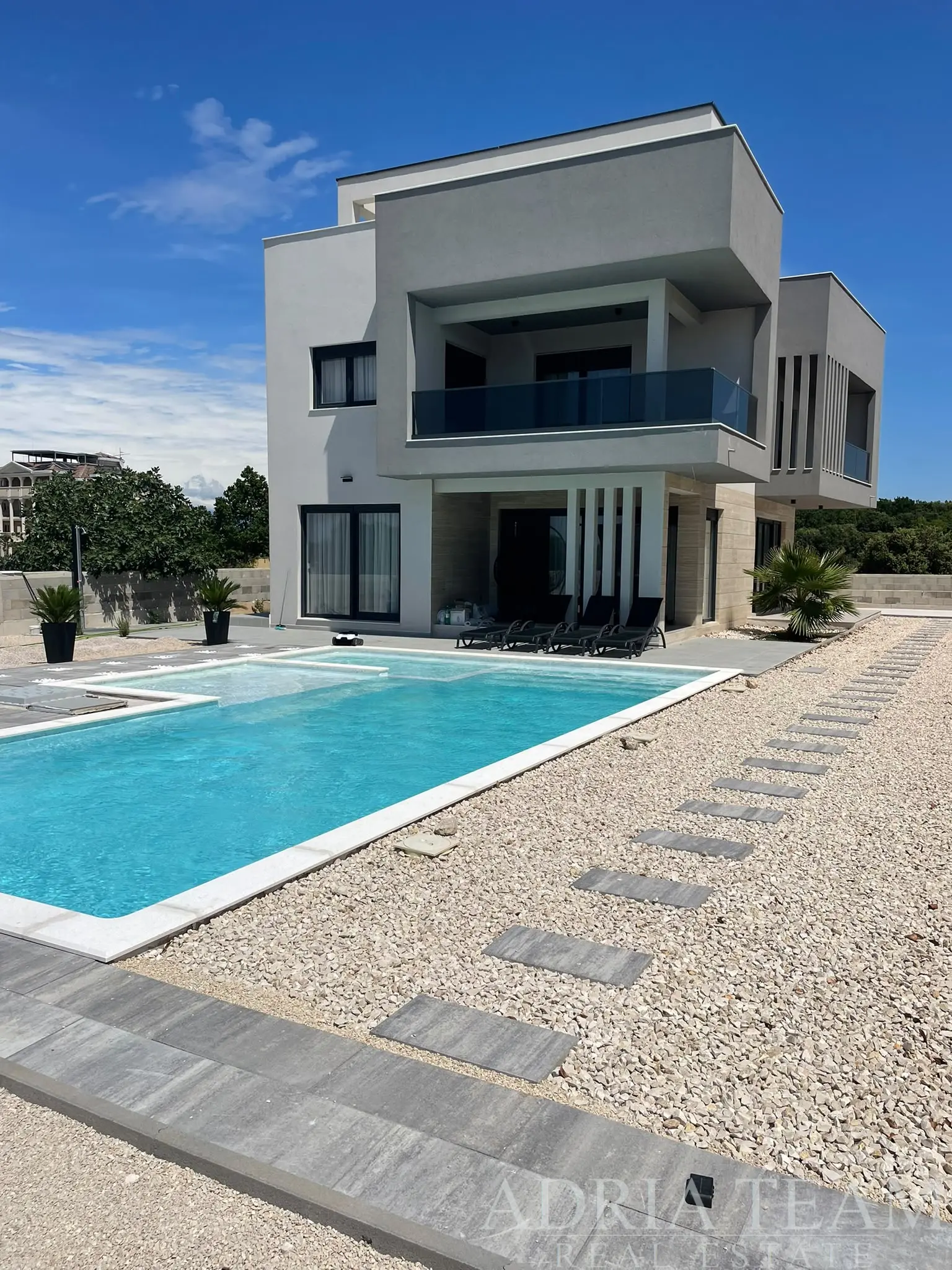 VILA S BAZENOM U NOVOGRADNJI - ZATON, NIN