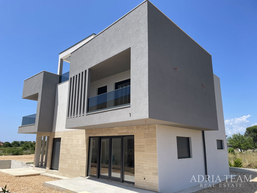 VILA S BAZENOM U NOVOGRADNJI - ZATON, NIN