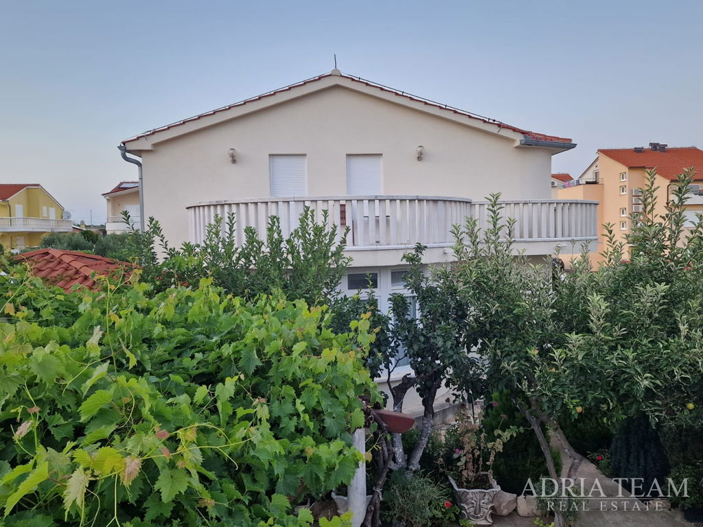 OBITELJSKA VILA AMERIČKOG STILA - VODICE