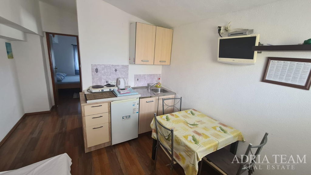 APARTMANSKA KUĆA S 5 APARTMANA, 170m OD MORA - VIR, ZADAR