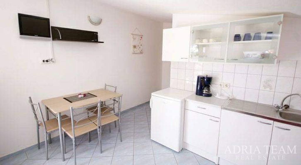 APARTMANSKA KUĆA S 5 APARTMANA, 170m OD MORA - VIR, ZADAR
