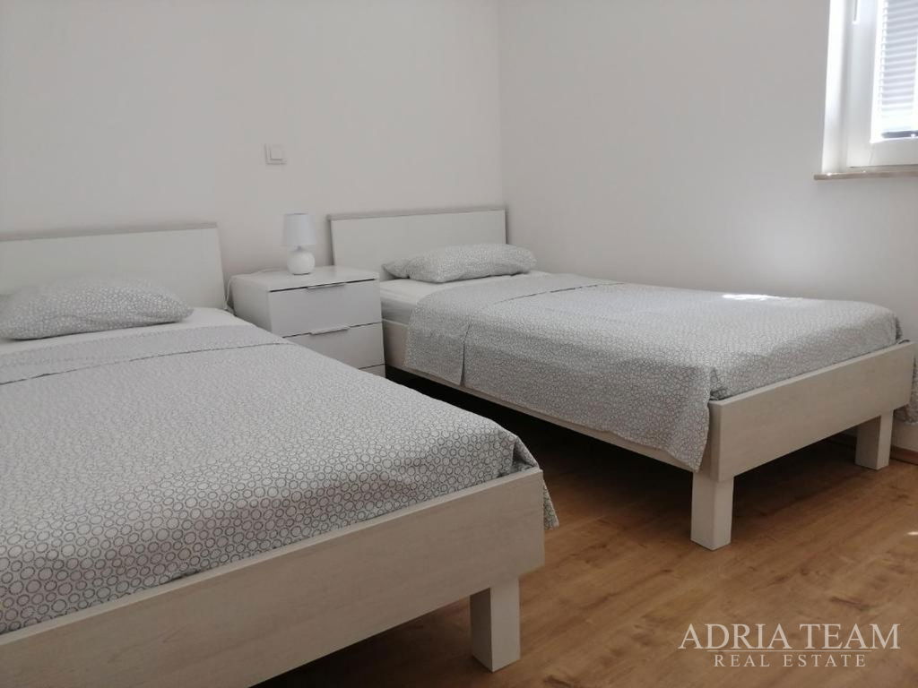 KUĆA S 3 STAMBENE JEDINICE I BAZENOM, POGLED NA MORE - MASLENICA