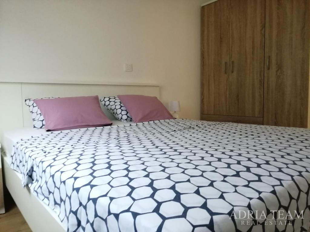 KUĆA S 3 STAMBENE JEDINICE I BAZENOM, POGLED NA MORE - MASLENICA