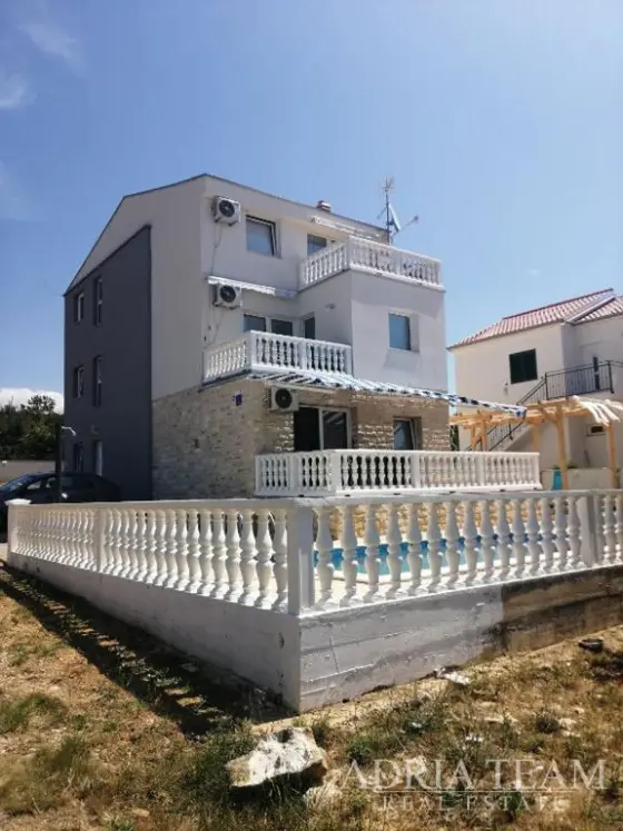 KUĆA S 3 STAMBENE JEDINICE I BAZENOM, POGLED NA MORE - MASLENICA nekretnina za prodaju