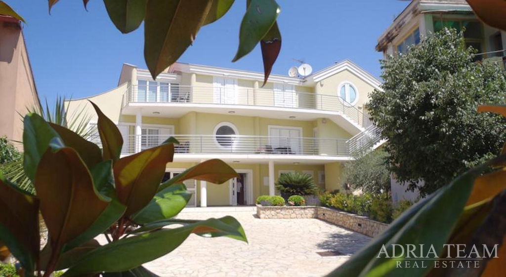 KUĆA U PRVOM REDU DO MORA, PREKRASAN POGLED IZ SVIH PROSTORIJA - BRODARICA, ZADAR