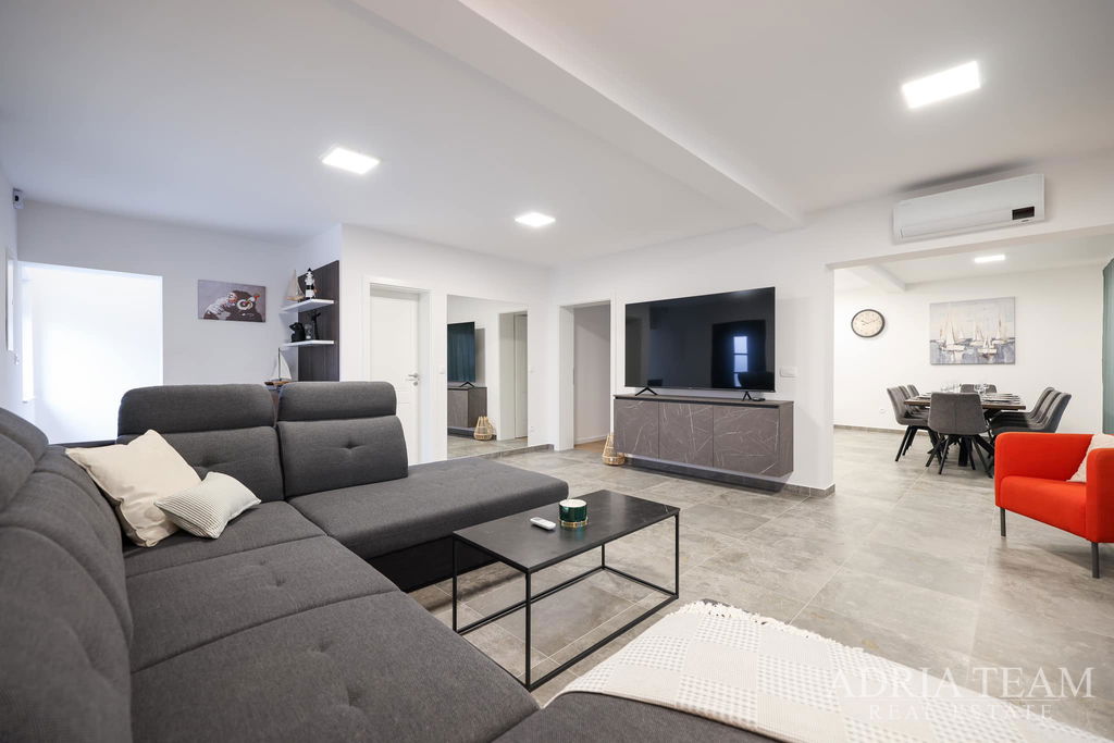 KUĆA S BAZENOM, 120m OD MORA - VIR