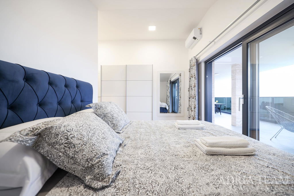 KUĆA S BAZENOM, 120m OD MORA - VIR