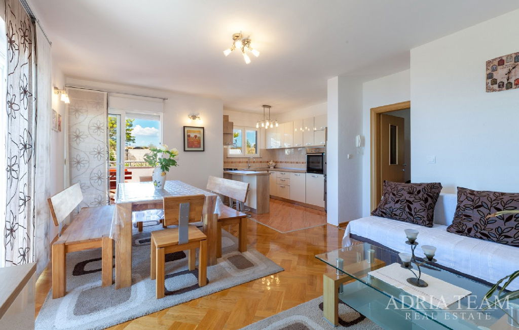 ATRAKTIVNA APARTMANSKA VILA S BAZENOM I POGLEDOM NA MORE – PODSTRANA, SPLIT