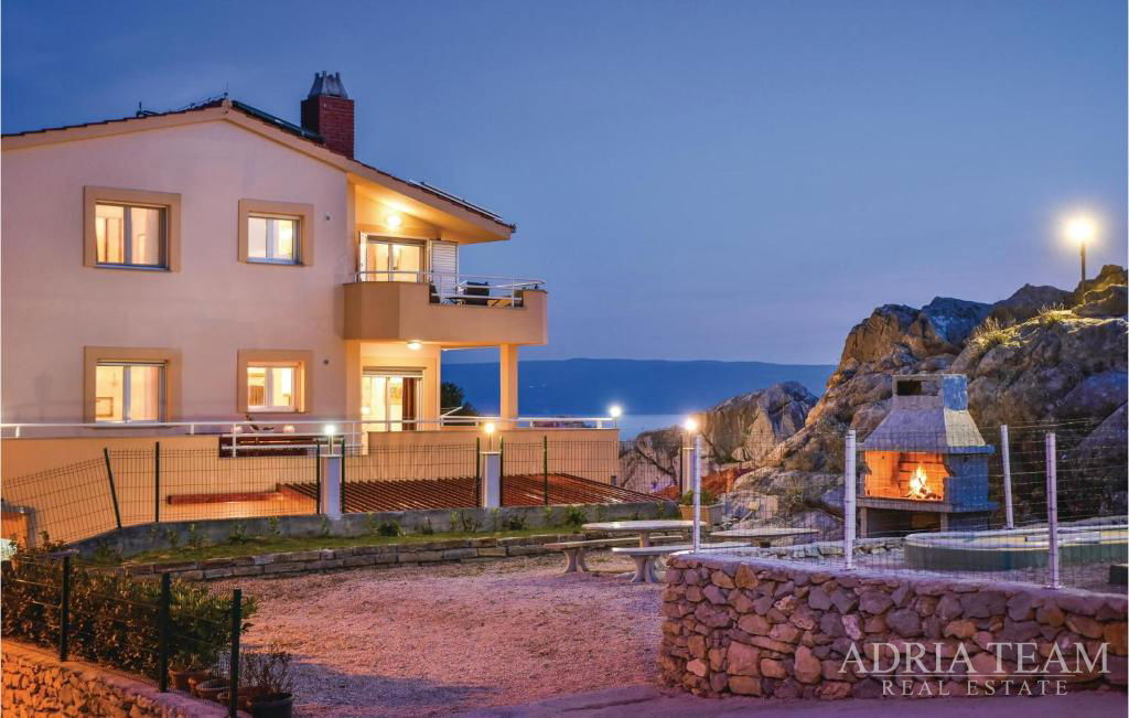 ATRAKTIVNA APARTMANSKA VILA S BAZENOM I POGLEDOM NA MORE – PODSTRANA, SPLIT