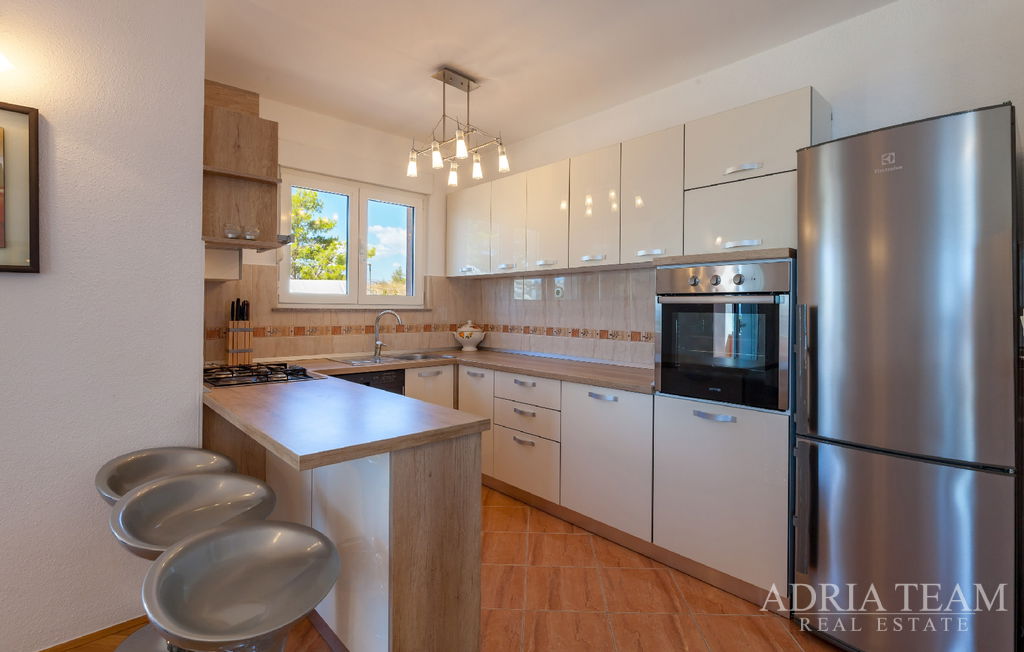 ATRAKTIVNA APARTMANSKA VILA S BAZENOM I POGLEDOM NA MORE – PODSTRANA, SPLIT