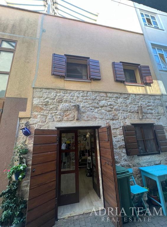 KUĆA U NIZU S APARTMANOM I POSLOVNIM PROSTOROM, IZVRSNA LOKACIJA I INVESTICIJA - PIROVAC, CENTAR