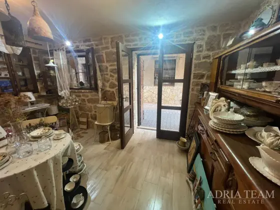 KUĆA U NIZU S APARTMANOM I POSLOVNIM PROSTOROM, IZVRSNA LOKACIJA I INVESTICIJA - PIROVAC, CENTAR nekretnina za prodaju