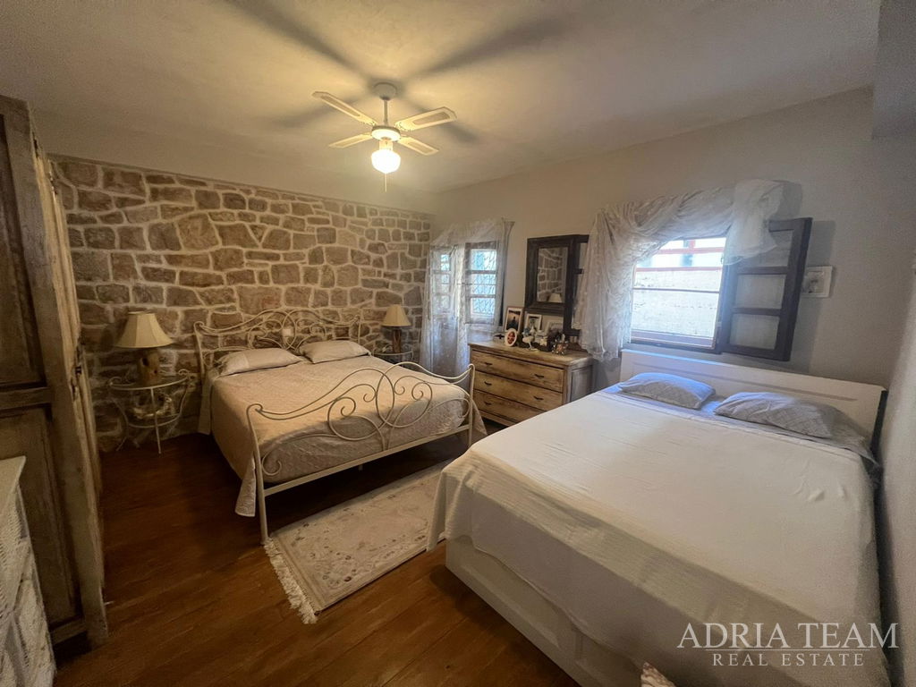 KUĆA U NIZU S APARTMANOM I POSLOVNIM PROSTOROM, IZVRSNA LOKACIJA I INVESTICIJA - PIROVAC, CENTAR