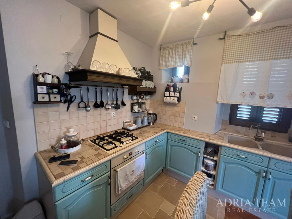 KUĆA U NIZU S APARTMANOM I POSLOVNIM PROSTOROM, IZVRSNA LOKACIJA I INVESTICIJA - PIROVAC, CENTAR