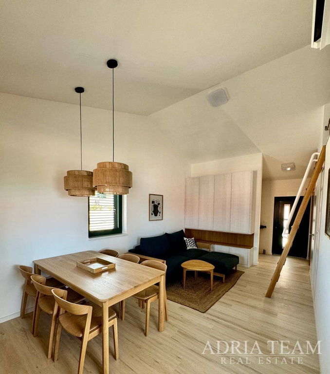 KUĆA4B U NIZU S POGLEDOM NA MORE, 2.-4. RED DO MORA - NOVIGRAD DALMATINSKI