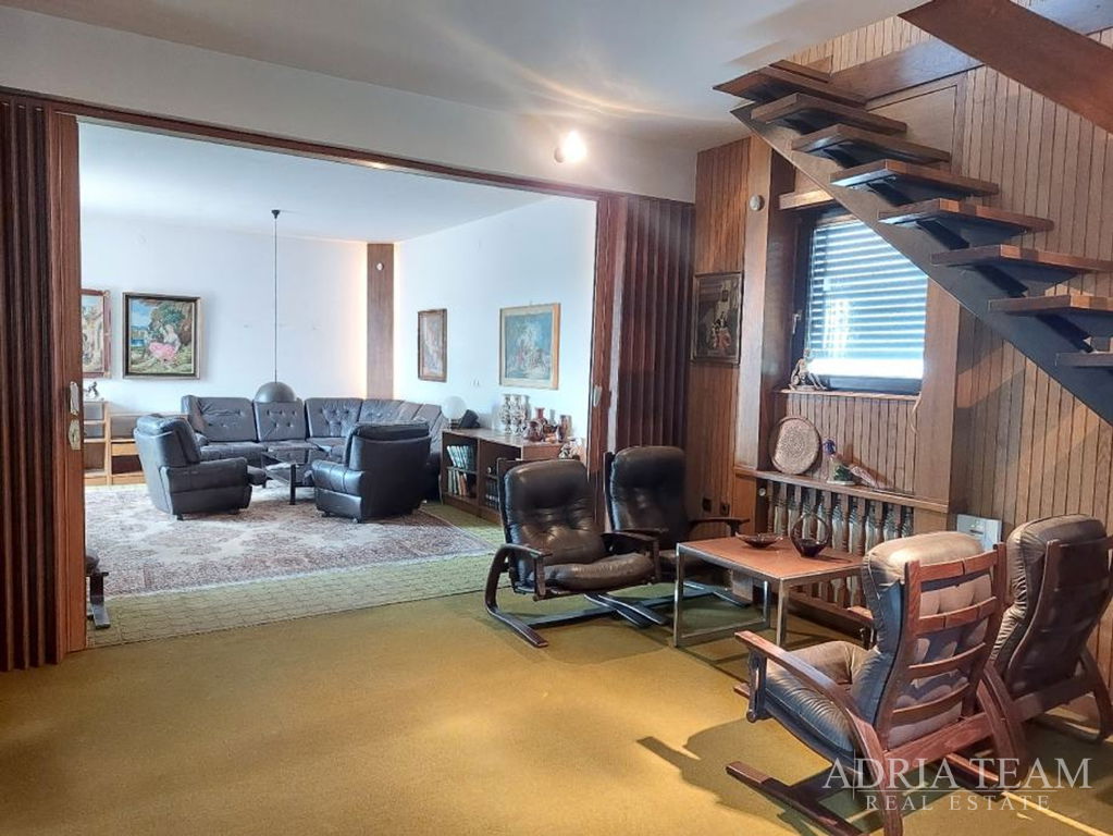 TROETAŽNI ŠESTEROSOBNI STAN NA IZVRSNOJ LOKACIJI - TUŠKANAC, ZAGREB