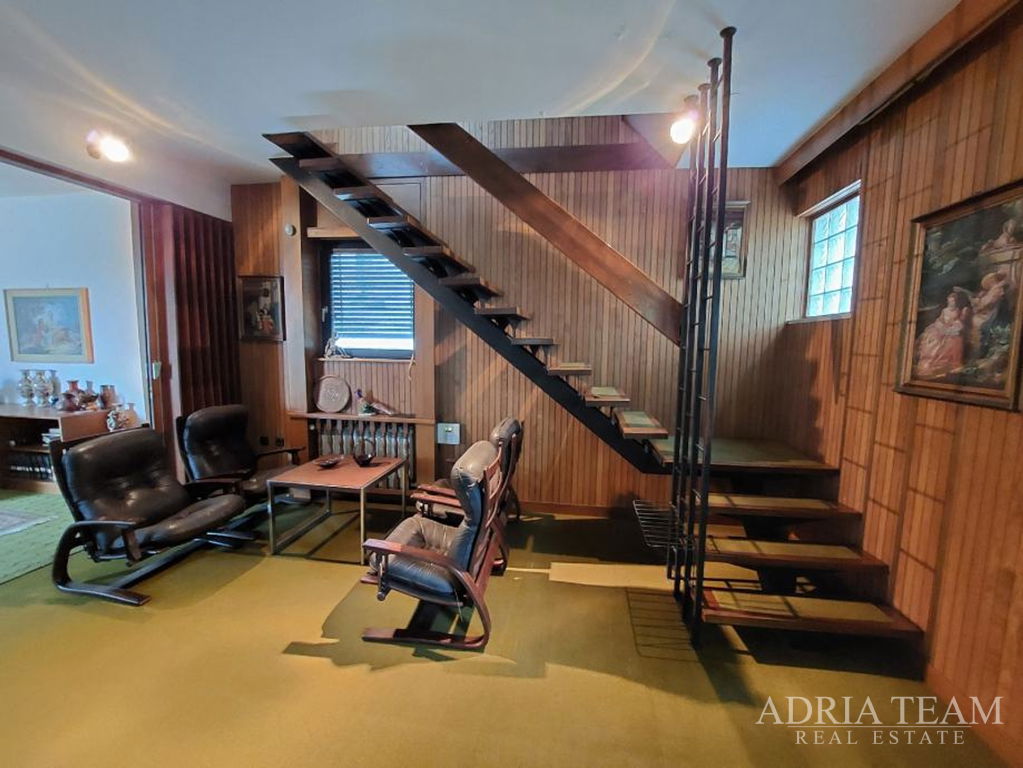 TROETAŽNI ŠESTEROSOBNI STAN NA IZVRSNOJ LOKACIJI - TUŠKANAC, ZAGREB