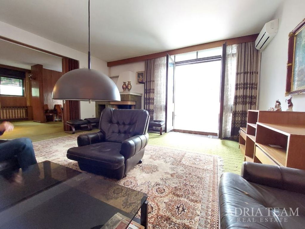 TROETAŽNI ŠESTEROSOBNI STAN NA IZVRSNOJ LOKACIJI - TUŠKANAC, ZAGREB