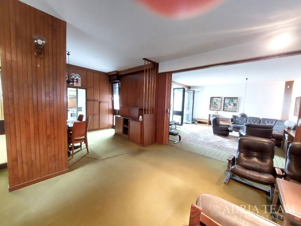 TROETAŽNI ŠESTEROSOBNI STAN NA IZVRSNOJ LOKACIJI - TUŠKANAC, ZAGREB