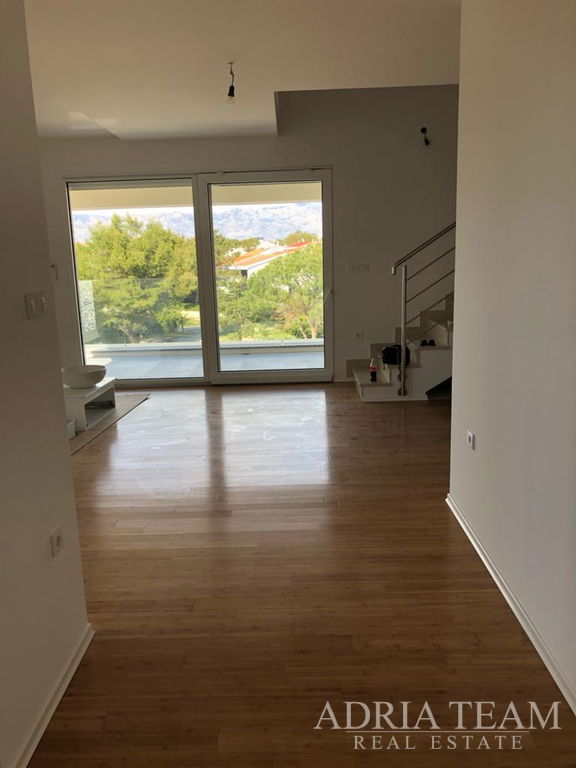 APARTMAN S 3 SPAVAĆE SOBE, 1. RED DO MORA - POVLJANA, PAG