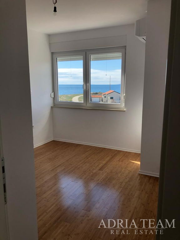 APARTMAN S 3 SPAVAĆE SOBE, 1. RED DO MORA - POVLJANA, PAG