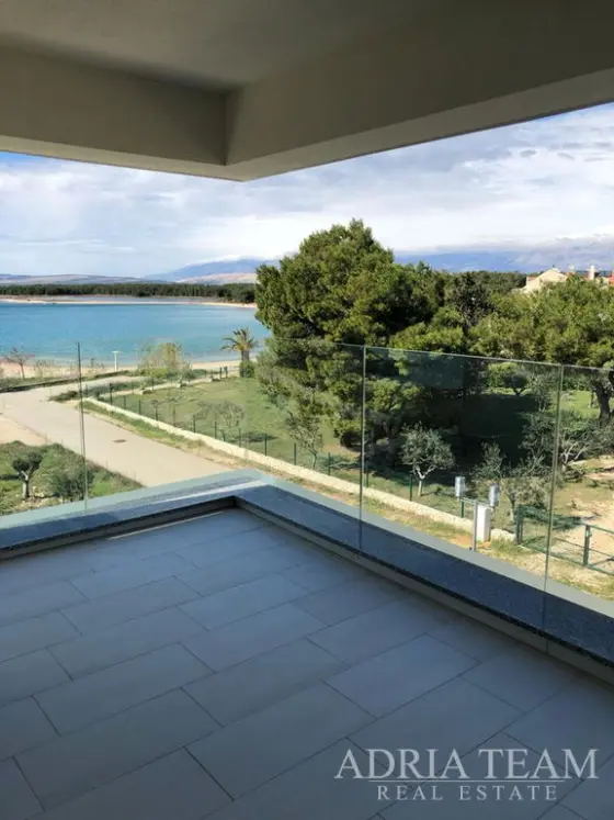 APARTMAN S 3 SPAVAĆE SOBE, 1. RED DO MORA - POVLJANA, PAG nekretnina za prodaju