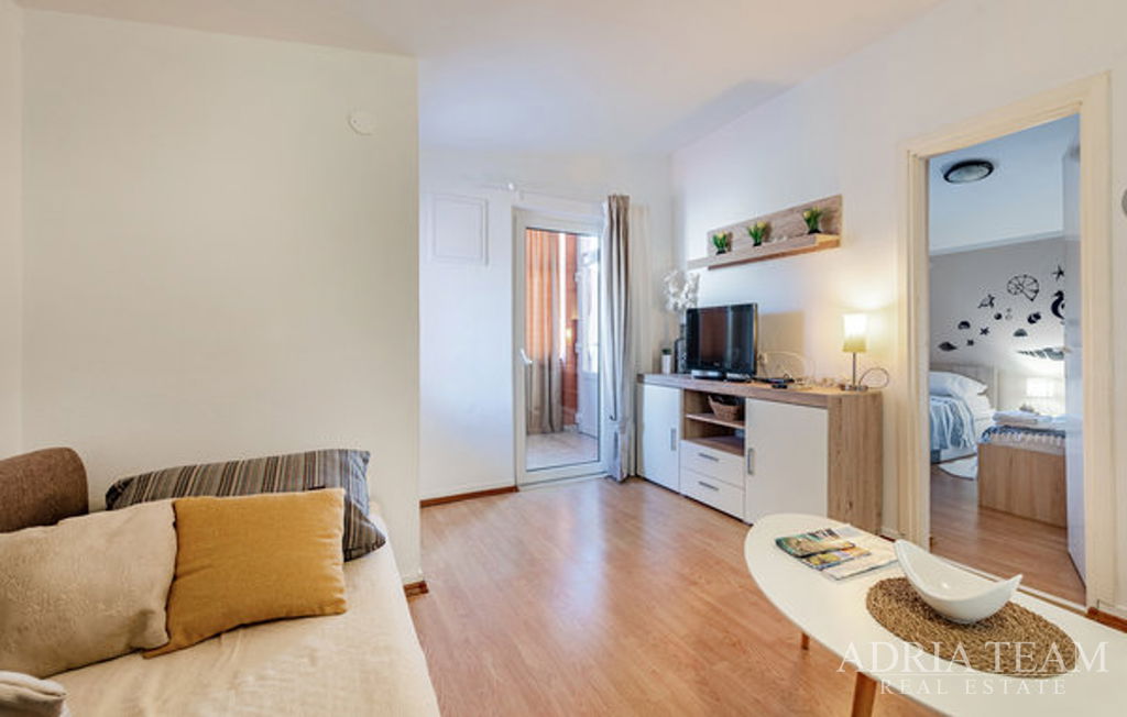 APARTMANSKA KUĆA S GARAŽOM I UREĐENIM DVORIŠTEM, DRUGI RED OD MORA - VIR, ZADAR