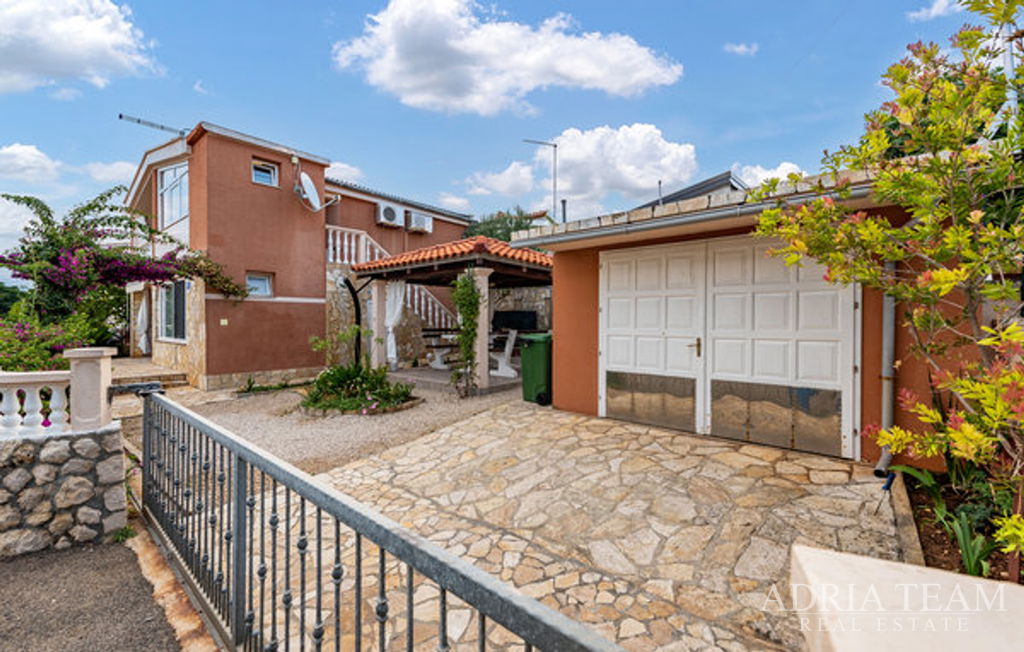 APARTMANSKA KUĆA S GARAŽOM I UREĐENIM DVORIŠTEM, DRUGI RED OD MORA - VIR, ZADAR