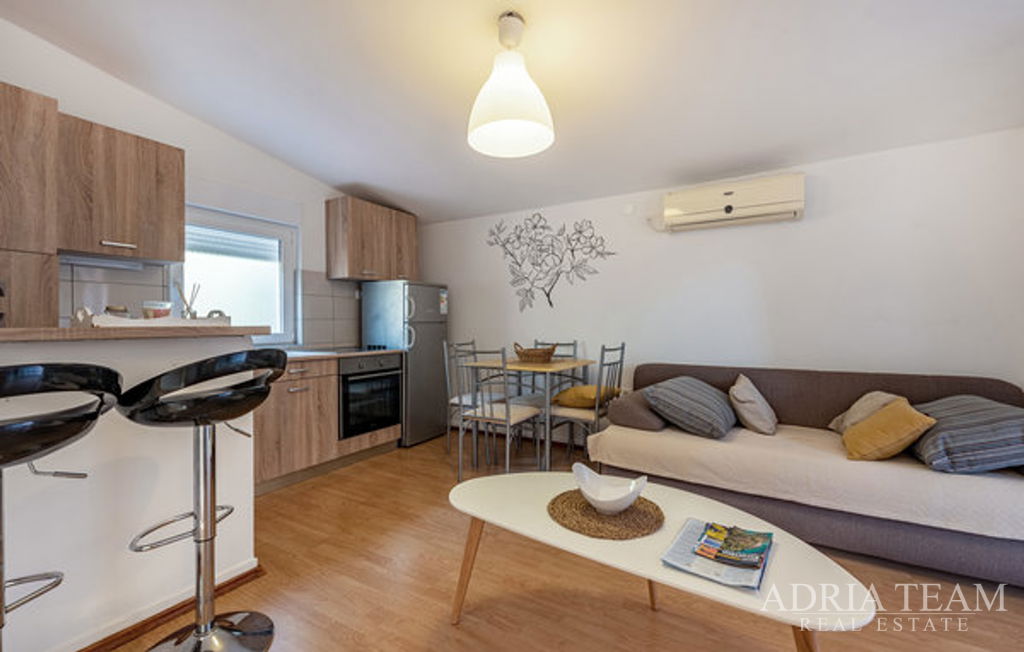 APARTMANSKA KUĆA S GARAŽOM I UREĐENIM DVORIŠTEM, DRUGI RED OD MORA - VIR, ZADAR