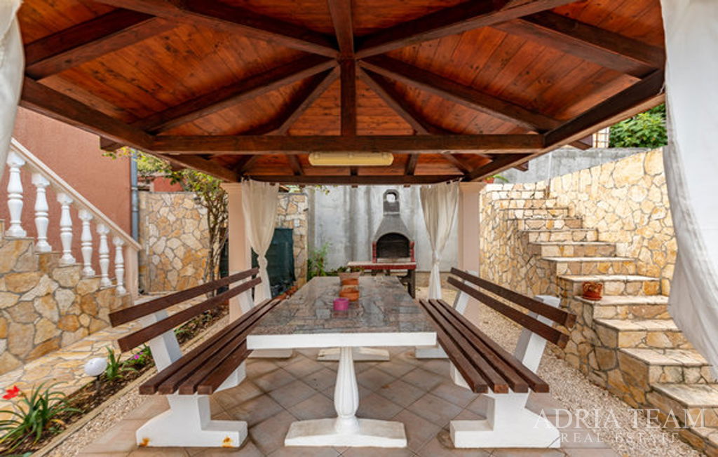 APARTMANSKA KUĆA S GARAŽOM I UREĐENIM DVORIŠTEM, DRUGI RED OD MORA - VIR, ZADAR